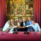 Àngel Ros i Josep M. Culleré, al centre, en la firma del conveni.