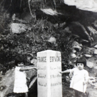 Imagen del documental en la que aparecen dos niñas en el monolito fronterizo de Pont de Rei.