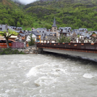 La crescuda de la Garona, que va superar els 80 metres cúbics per segon, prop del nivell d’un pont al municipi de Bossòst ahir a la tarda.
