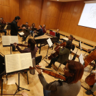 L’OJC, amb Alfons Reverté a la batuta i Joan Espina com a violí solista, ahir en un assaig per a Animac.
