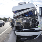 El camió implicat en l'accident d'aquest dilluns al matí a l'autovia A-2 a Alcoletge.