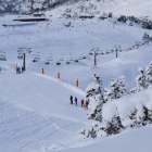 Imagen de archivo de esquiadores en las pistas de Baqueira Beret. 