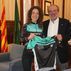 Ramona Gabriel va regalar ahir una samarreta al president de la Diputació, Joan Reñé.