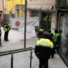 Membres de la PAH han ocupat l'oficina d'Habitatge a Lleida fins que els Mossos els han fet fora.