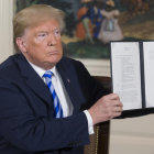 El presidente de EEUU, Donald Trump, sostiene el memorándum sobre sobre Irán que acaba de firmar.
