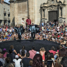 FiraTàrrega se despide el día del Aplec de Sant Eloi, con los gigantes en la plaza Mayor durante la actuación de Orbis.