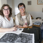 Ramona Segura y Imma Castelló, trabajando en la historia gráfica.