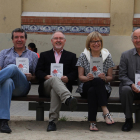 Emili Bayo, Juan Cal, Montse Sanjuan y el editor Lluís Pagès, ayer antes de la presentación del libro.