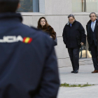 El expresidente de Catalunya Caixa, en el centro de la imagen, este martes a su llegada a la Audiencia Nacional.