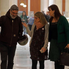 Las diputadas de JxCat, Elsa Artadi (c) y Laura Borràs (d) hablan con el diputado de la CUP, Carles Riera (i) en los pasillos del Parlament