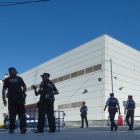 Efectius policials a la façana de la comissaria de Cornellà de Llobregat.
