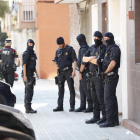 Agents dels Mossos d'Esquadra custodien l'edifici on vivia l'atacant.