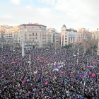 Unas 200.000 personas llenaron ayer el centro de Barcelona para reivindicar los derechos de las mujeres.