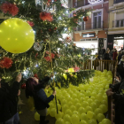 Els cantaires, ahir al costat d’Advocacia per la Democràcia, van tenyir de groc l’arbre de la Paeria.