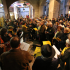 Los “cantaires” se reúnen en la plaza de la Paeria, en Lleida, para reivindicar la liberación de los presos.