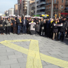 Els manifestants han desplegat un gran llaç groc davant de la seu d'Òmnium