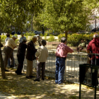 Imatge d’arxiu de pensionistes jugant a la petanca en un parc.