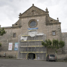 Una gran malla cobreix la portalada de l’església de Sant Ramon. 