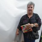 La presidenta vecinal de La Bordeta  muestra las cajas.