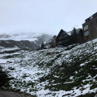 Nieve este martes en la cota 1.700 de Baqueira