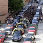 Una comitiva de familiars, amics i veïns va acompanyar ahir els cotxes de morts amb les restes dels joves morts a Balaguer.