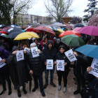 Centenares de personas se manifestaron ayer en Lleida delante de la subdelegación del Gobierno con silbatos y pancartas.
