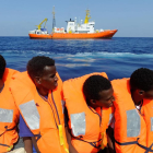 Diversos immigrant rescatats que són transportats a bord de l'Aquarius.