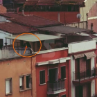Imatge dels sospitosos a una terrassa.