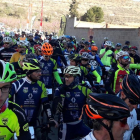 Un grupo de ciclistas en los instantes previos al inicio de la prueba disputada en Seròs.