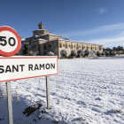 Vista d'un camp nevat al nucli agregat de Mont-ros, a Sant Ramon, a la Segarra.