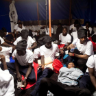 Migrants amuntegats al vaixell ‘Aquarius’, de l’ONG francesa Sos Mediterranée, diumenge.