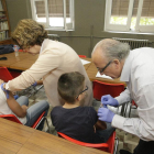 Imatge d’arxiu de vacunació de nens en un col·legi de Lleida.