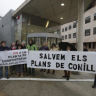 Membres de la plataforma Salvem els Plans de Conill ahir davant dels jutjats de Lleida.