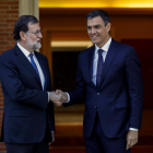 Rajoy y Sánchez se saluden abans de reunir-se a la Moncloa.