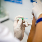 Imagen de archivo de una persona vacunándose en Lleida.
