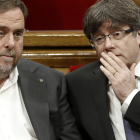 Oriol Junqueras i Carles Puigdemont durant el ple del Parlament.