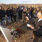 Familiars i amics de Marta Sòria li van retre ahir homenatge amb un monòlit al lloc on es va produir el fatal accident.