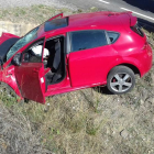 Vista del vehicle accidentat ahir a l’N-230 al terme municipal del Pont de Montanyana.