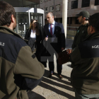 L'advocat de l'acusació popular, Albert Requena, conversa amb agents rurals a les portes del palau de justícia de Lleida.