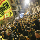 Los “cantaires” volvieron a tomar ayer la plaza Paeria de Lleida en recuerdo de los “presos políticos” y los “exiliados”.