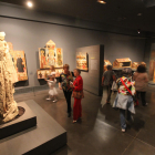 Visitantes en la exposición permanente del Museu de Lleida.