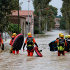 Imagen de un equipo de bomberos trabajando en las operaciones de rescate en Trèbes, Francia, ayer.