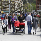 Los turistas llenan las calles de las capitales de montaña como es el caso de Sort, ayer, en la foto.