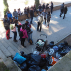 Una ONG recoge plásticos y jeringuillas en el parque de Santa Cecília