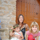 La petita de Lluçars, amb la seua mare i una amiga.