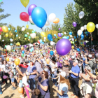 Els participants van llançar globus a l’aire després de la lectura del manifest ahir al Parc Municipal.