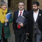 Els consellers de Salut, Alba Vergés, d'Acció Exterior, Alfred Bosch (centre), i de Treball, Chakir El Homrani, a la seva arribada a una reunió setmanal del govern català.