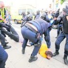 Imatge de la càrrega policial a l’Escola Oficial d’Idiomes de Lleida.