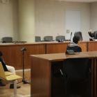 El acusado, a la izquierda, y Josep Maria Lari, durante su declaración en la Audiencia de Lleida. 