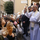 El obispo de Lleida, Salvador Giménez, bendiciendo a las mascotas ayer en Lleida.